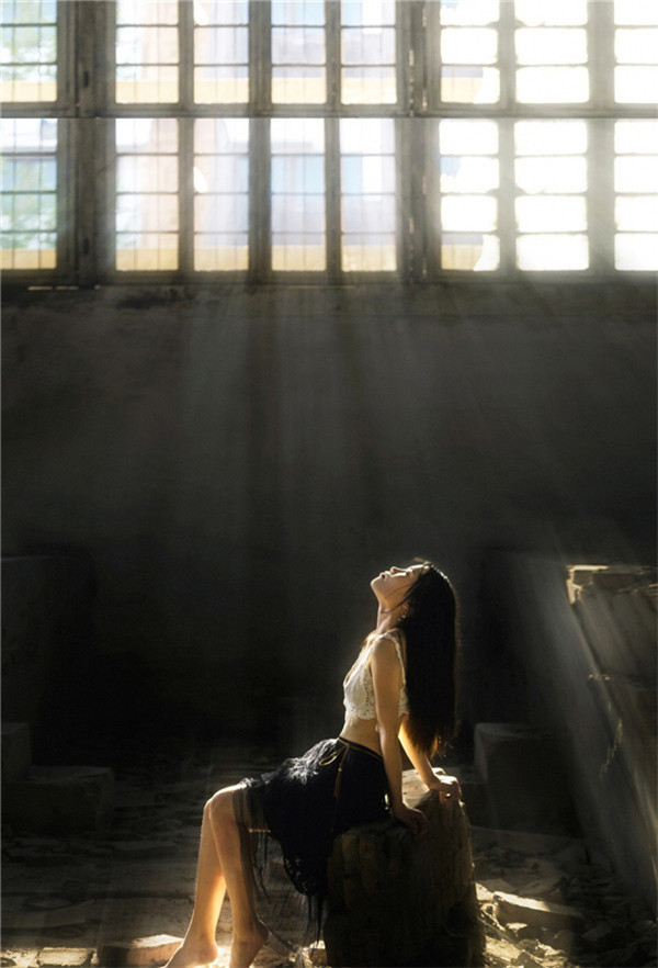Photoshop調(diào)出外景夢幻柔光人像結果,破洛洛